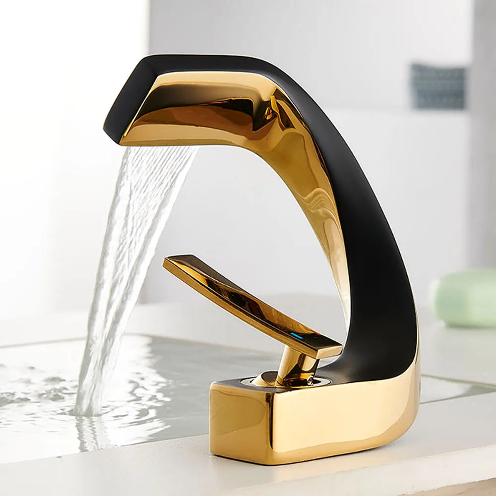 Torneira de pia montada no deck