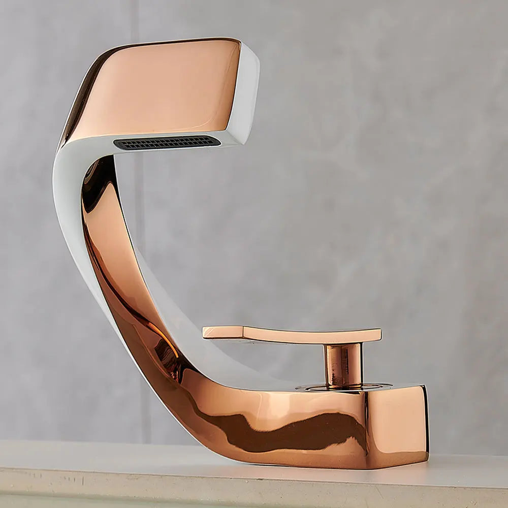 Torneira de pia montada no deck