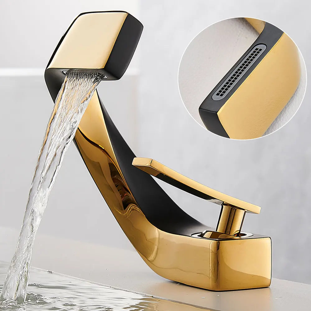 Torneira de pia montada no deck