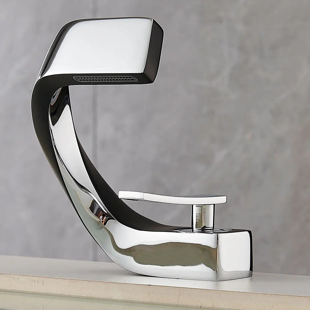 Torneira de pia montada no deck