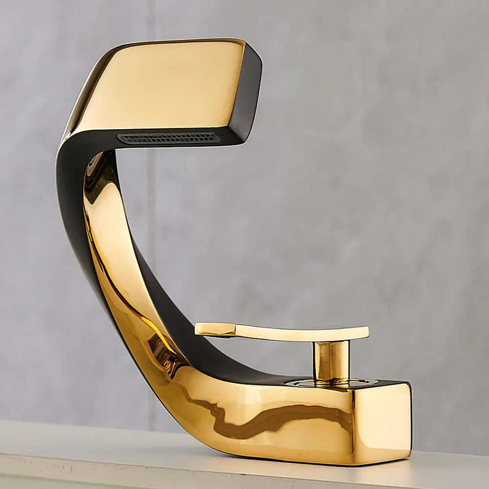 Torneira de pia montada no deck