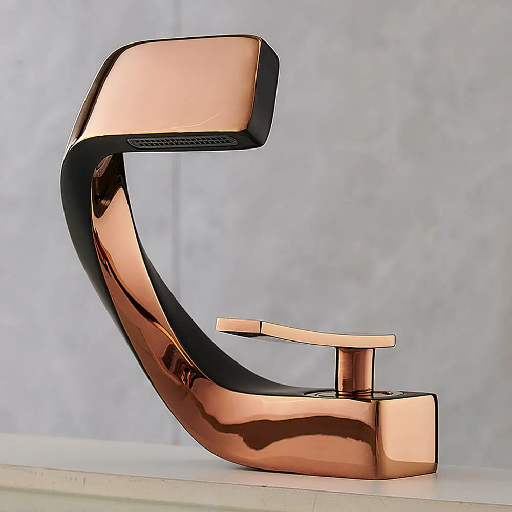 Torneira de pia montada no deck