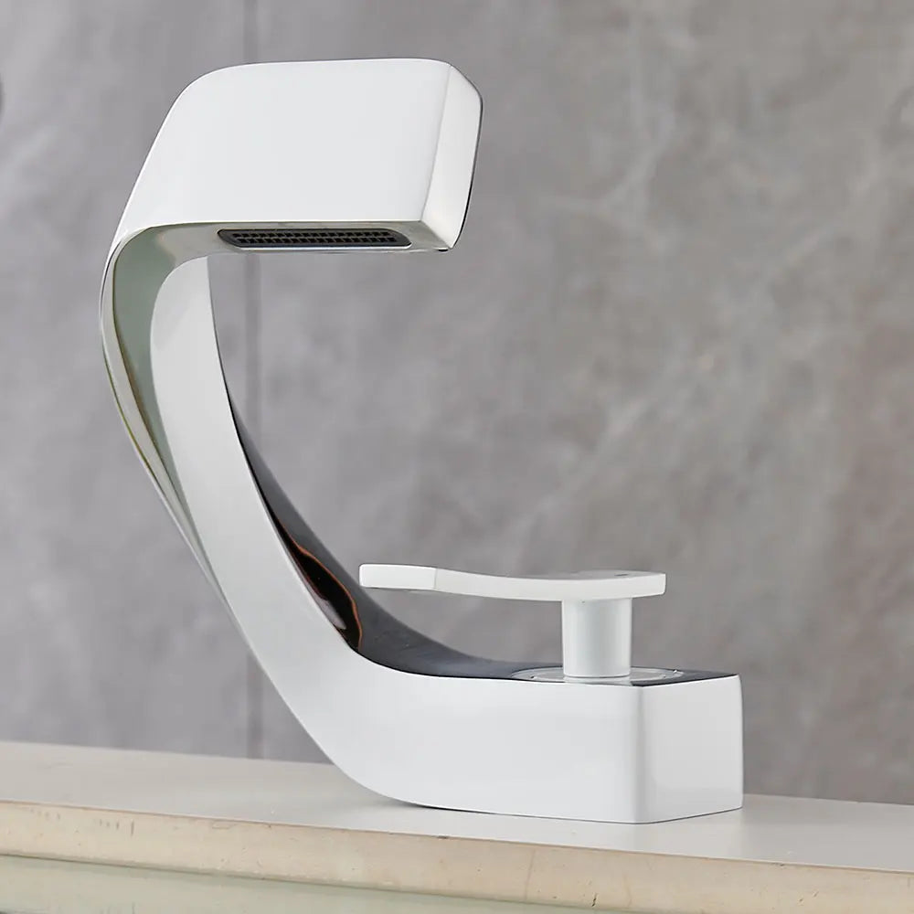 Torneira de pia montada no deck