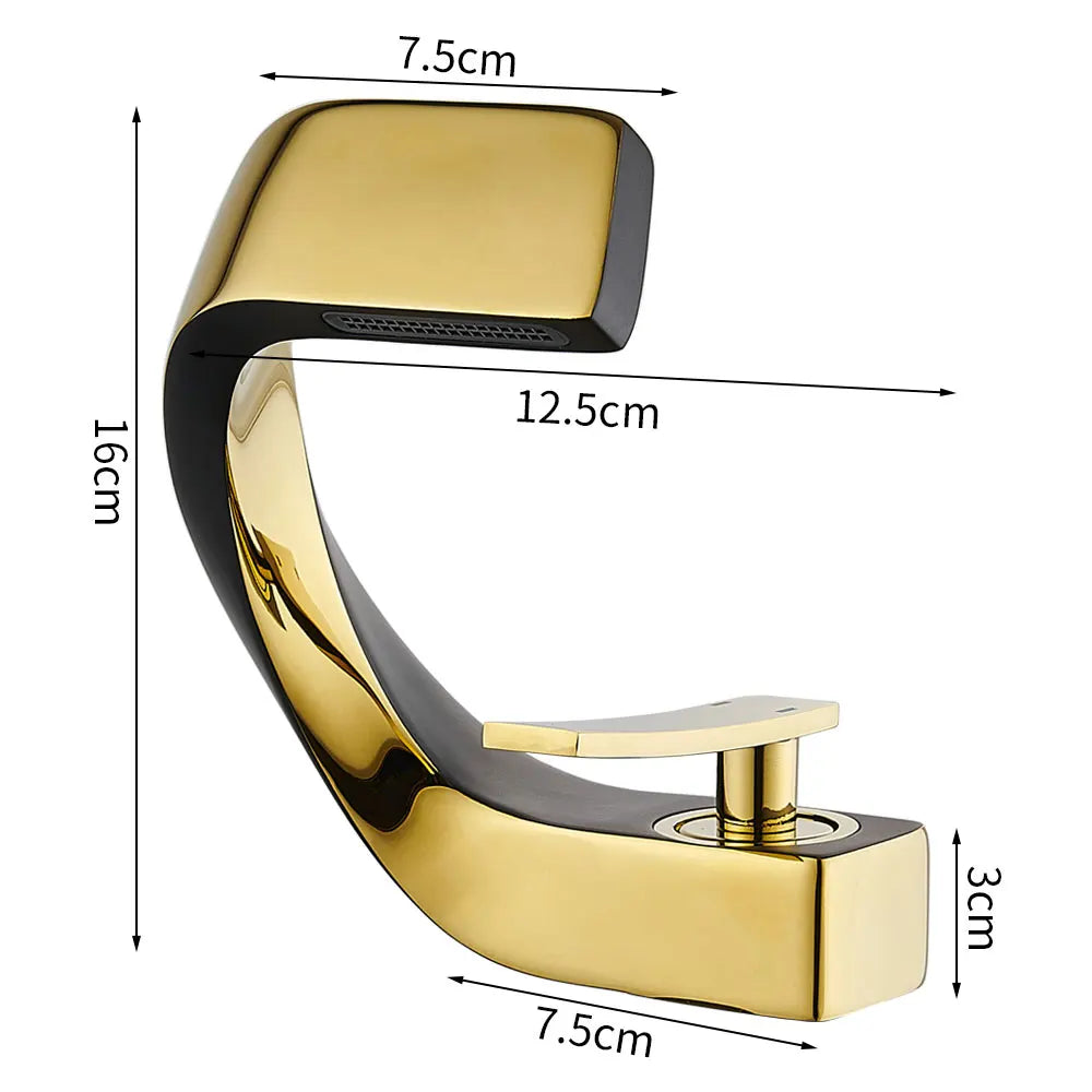 Torneira de pia montada no deck