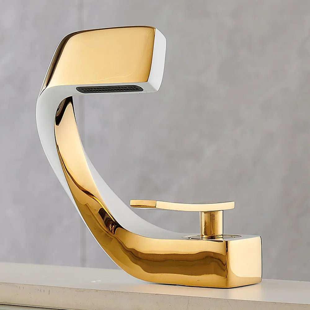 Torneira de pia montada no deck