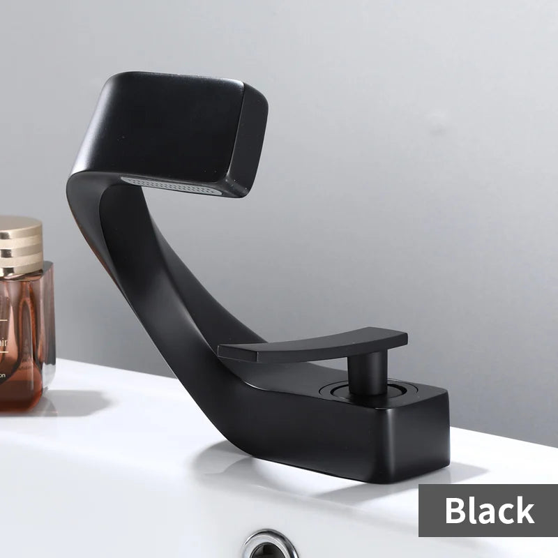 Torneira de pia montada no deck